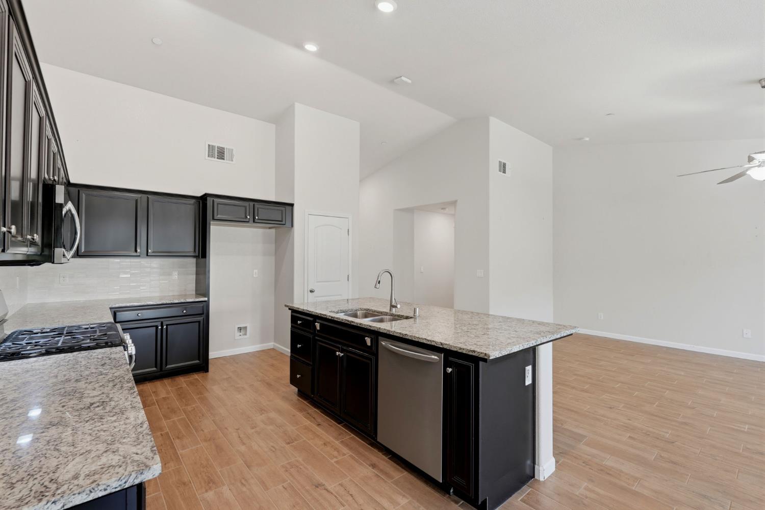 2081 Madeline Dr, Hanford, CA 93230