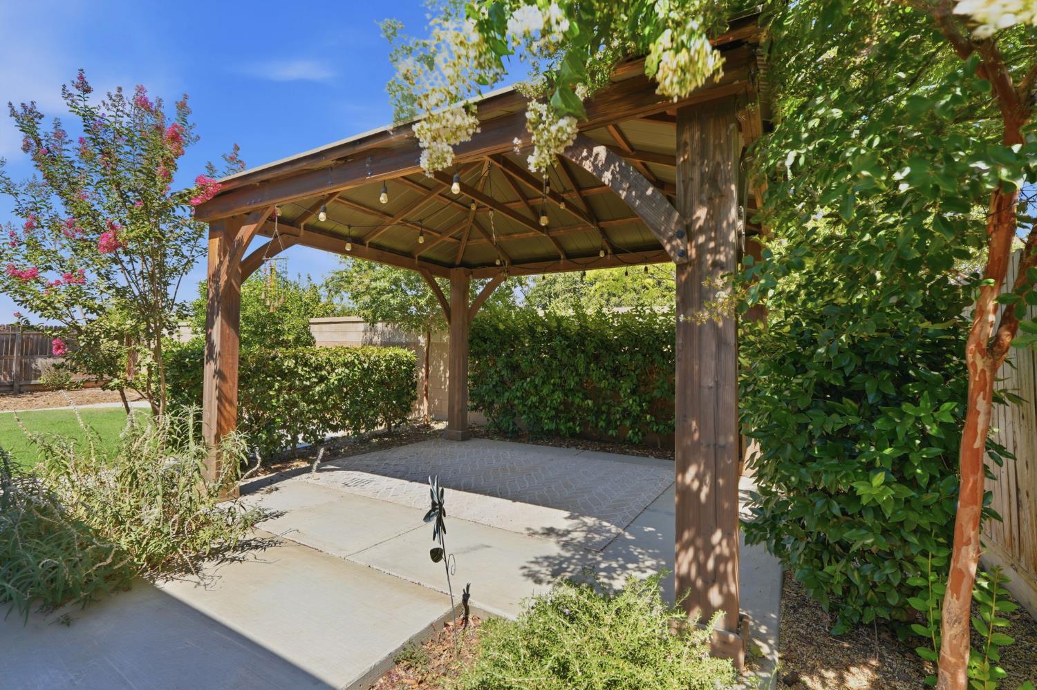 2081 Madeline Dr, Hanford, CA 93230