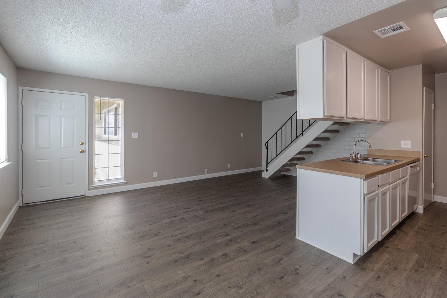 471 W Santa Ana Ave #2, Clovis, CA 93612