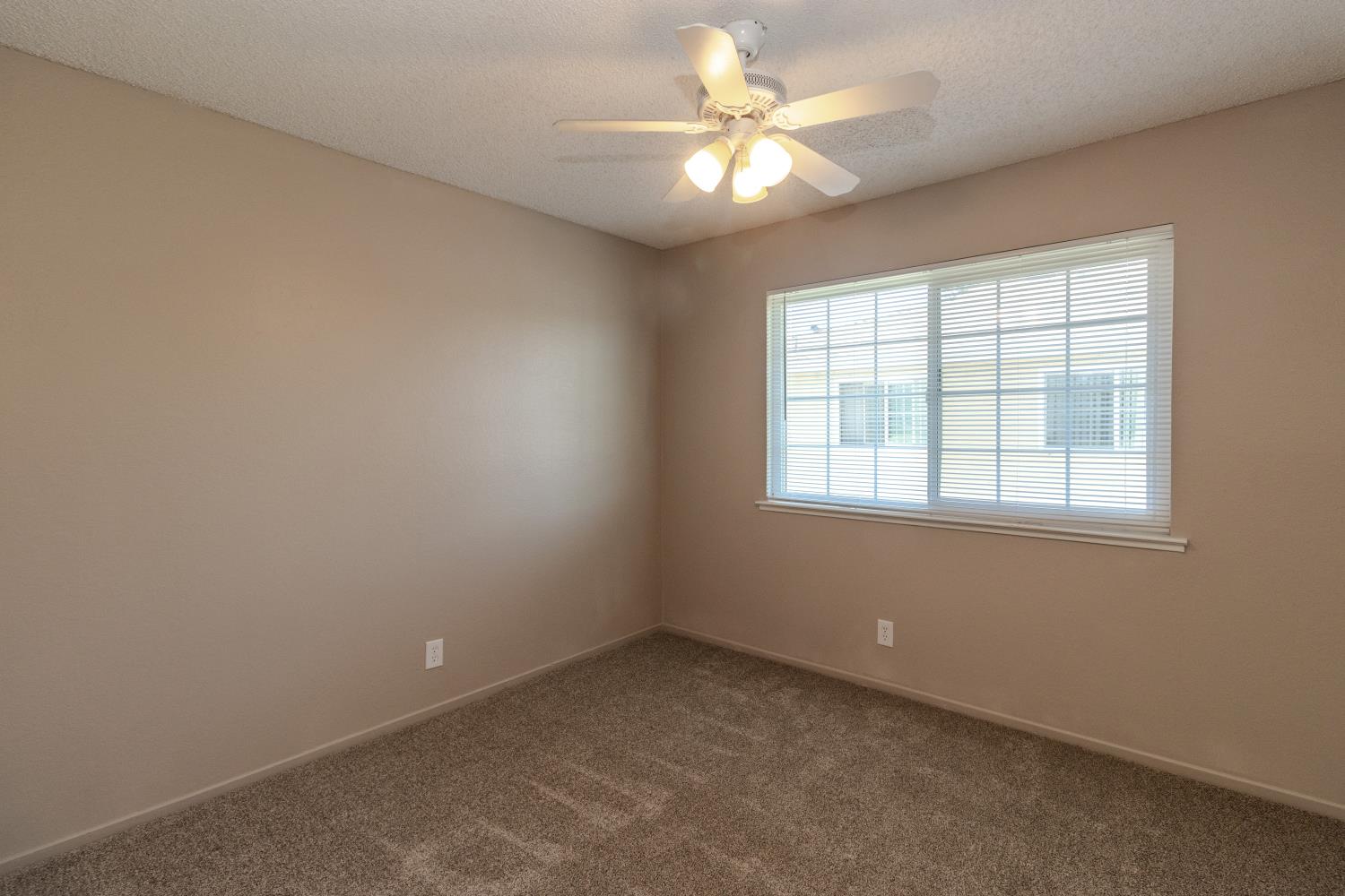 471 W Santa Ana Ave #2, Clovis, CA 93612