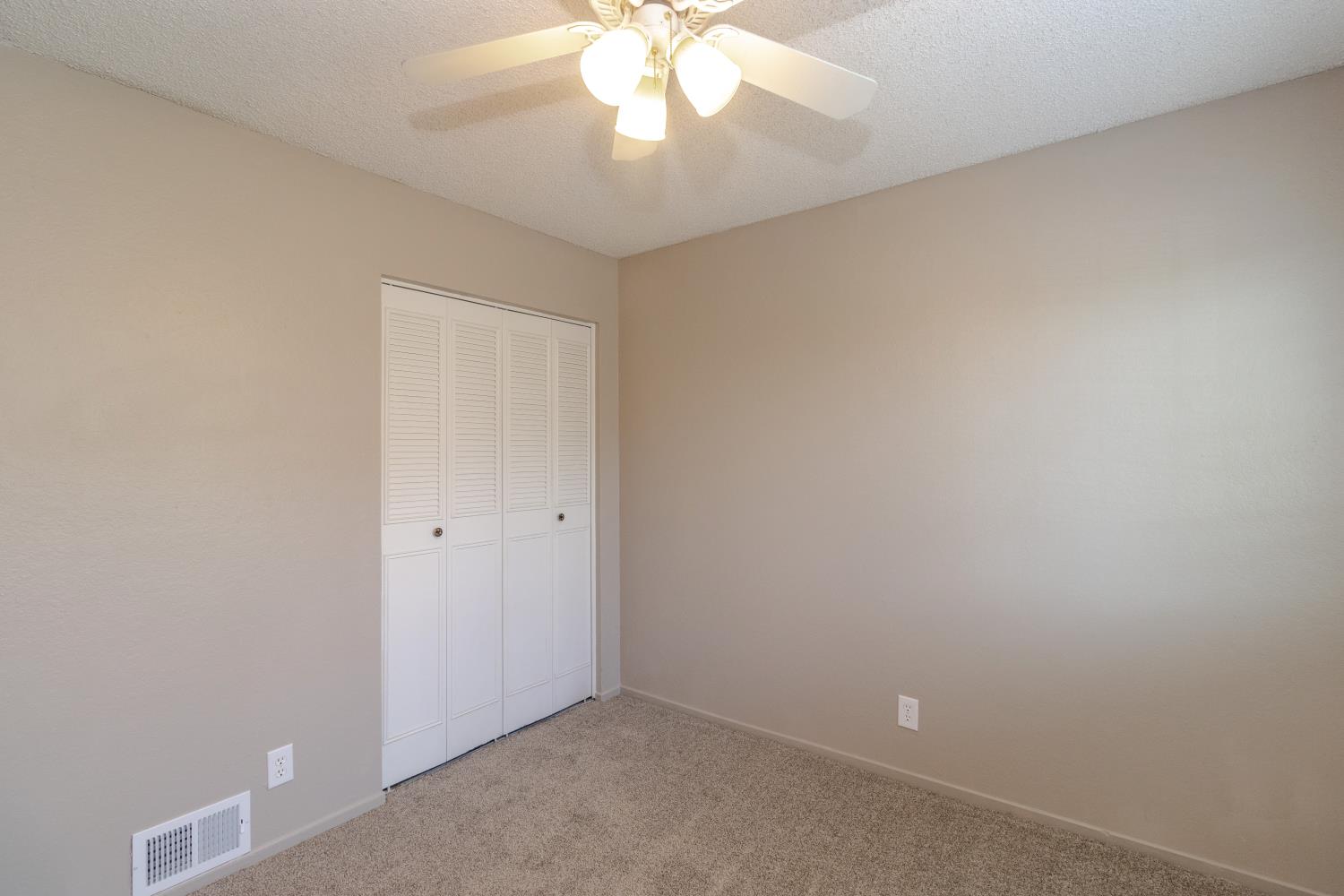 471 W Santa Ana Ave #2, Clovis, CA 93612