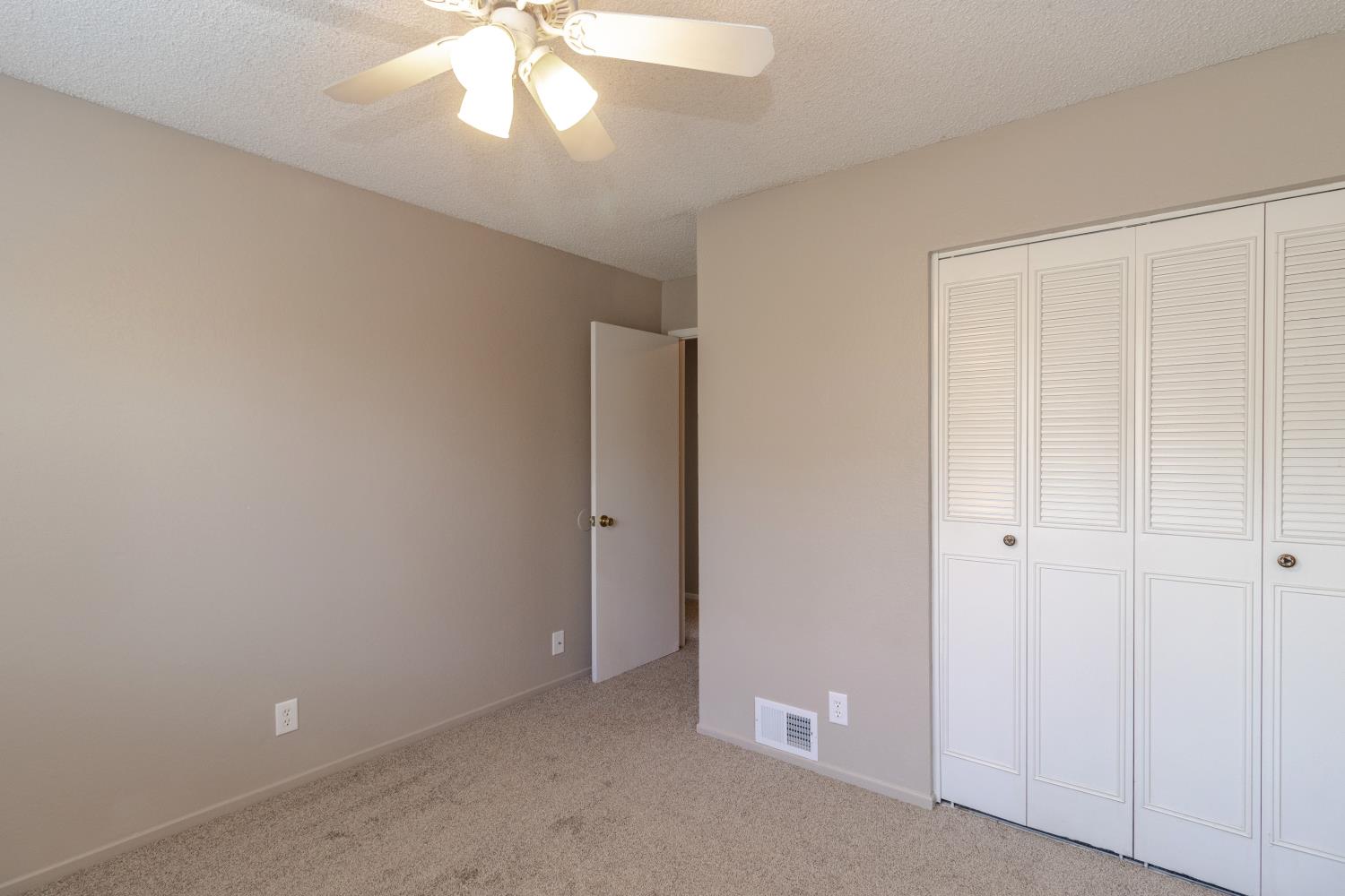 471 W Santa Ana Ave #2, Clovis, CA 93612