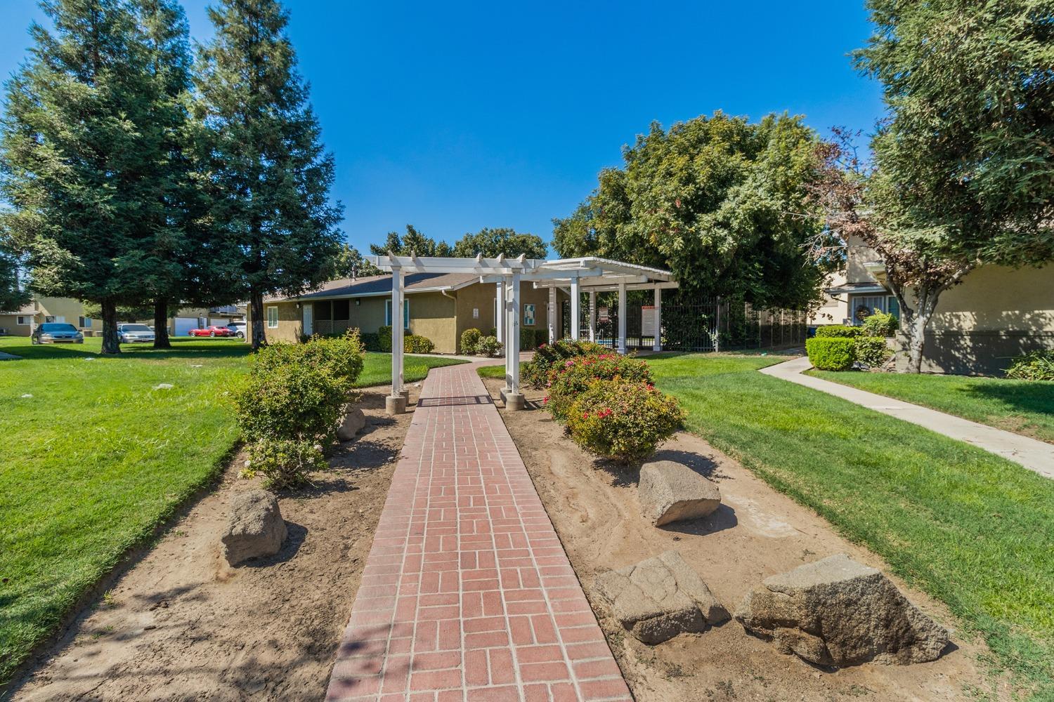 471 W Santa Ana Ave #2, Clovis, CA 93612