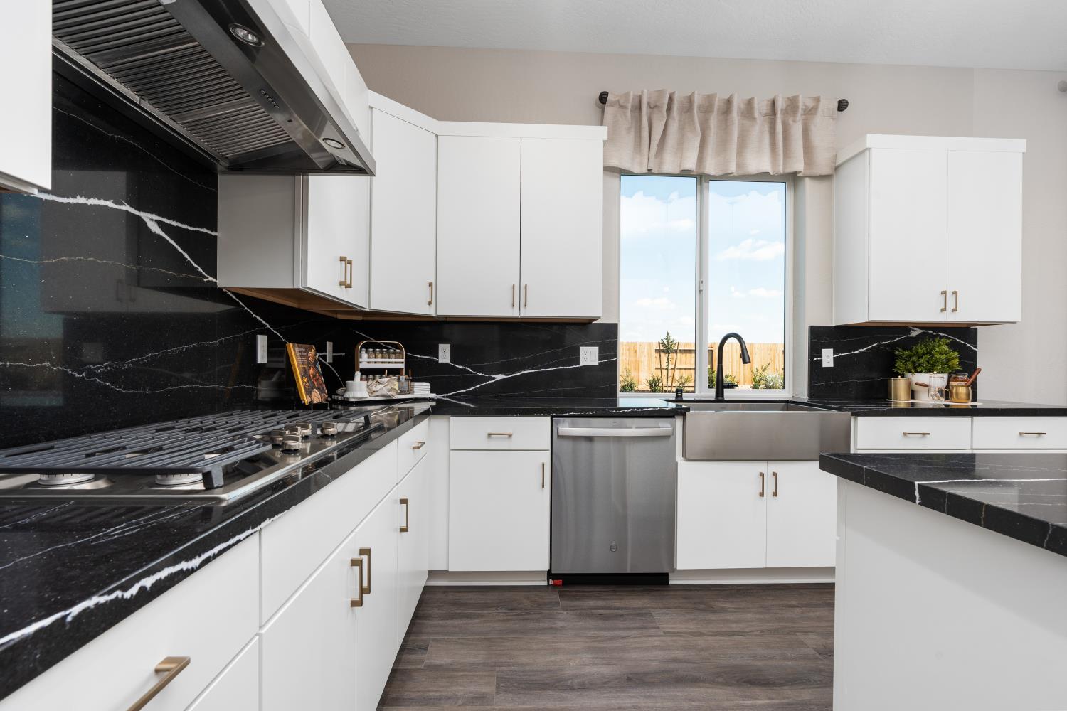 330 N Vista Ave, Fowler, CA 93625