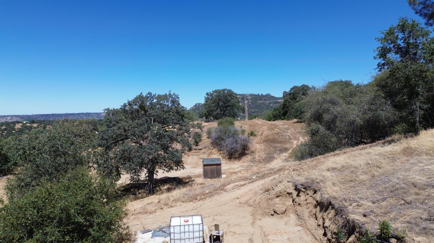 25 Buckaroo Ln, Auberry, CA 93602