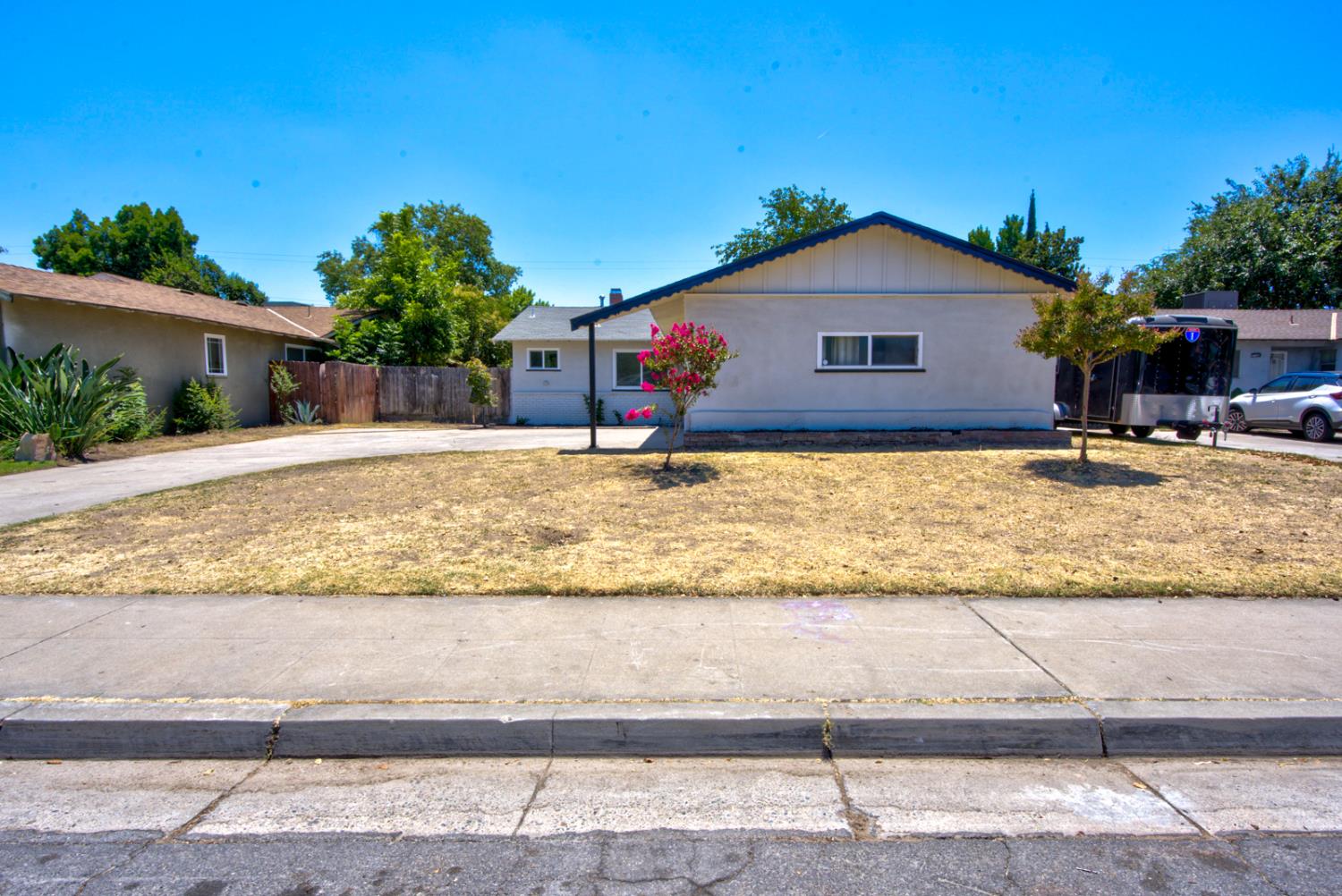 2808 E Dakota Ave, Fresno, CA 93726