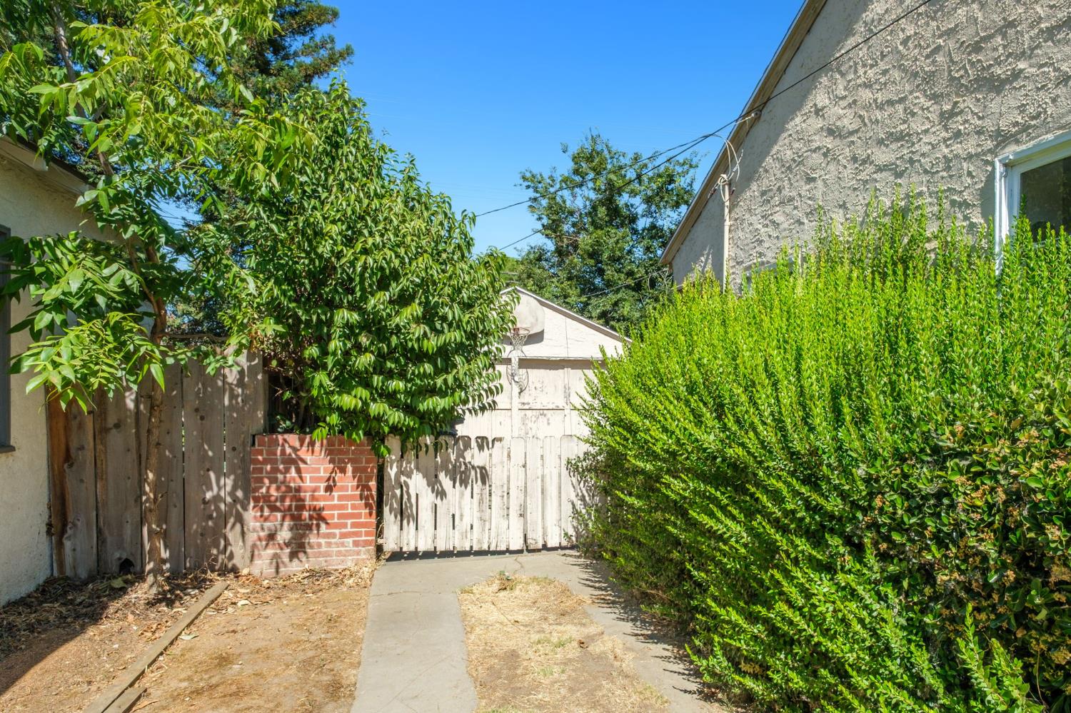 1845 N Arthur Ave, Fresno, CA 93705