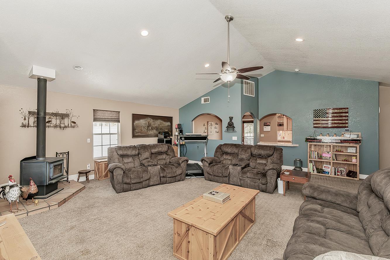 14176 Oak View Dr, Prather, CA 93651