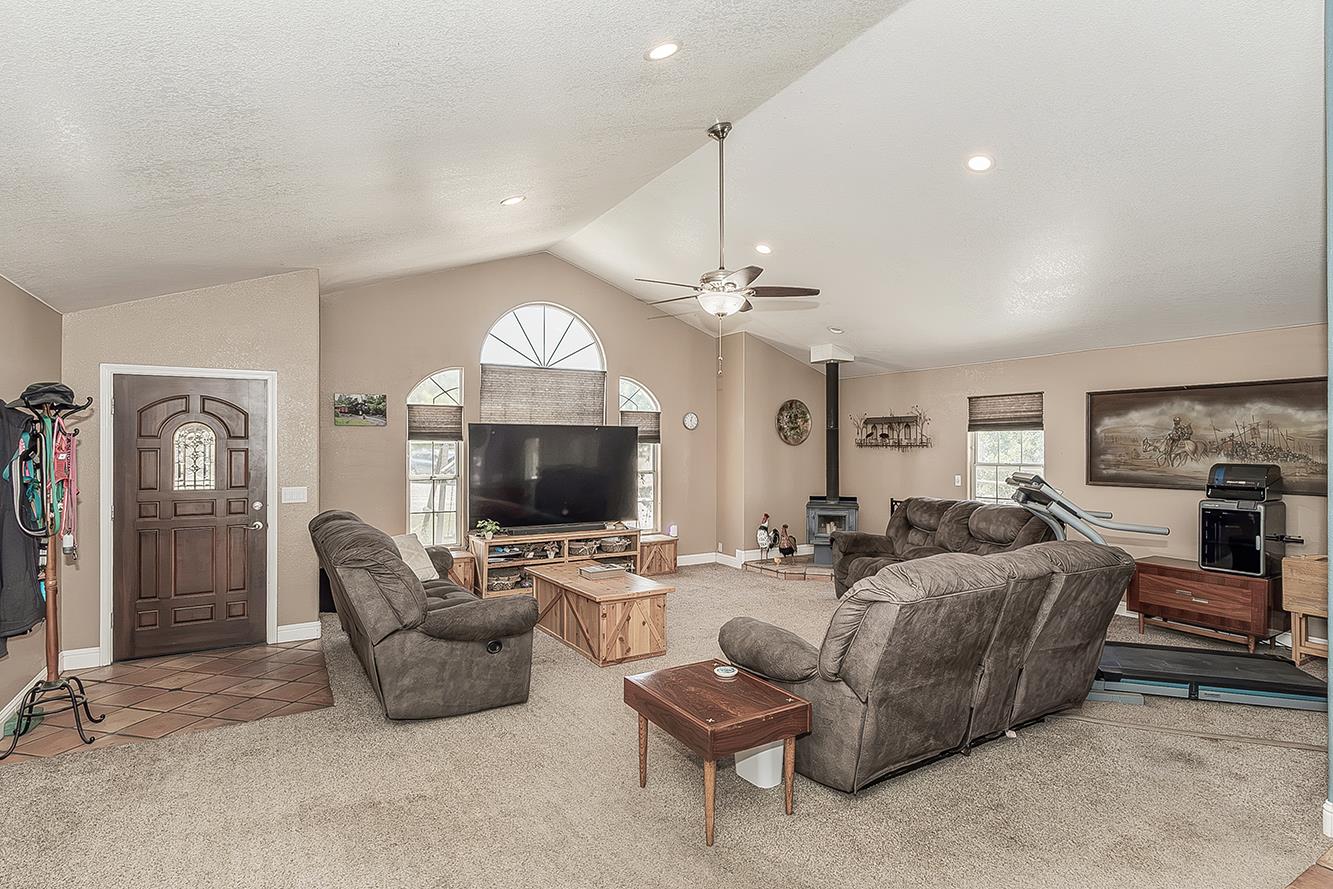 14176 Oak View Dr, Prather, CA 93651