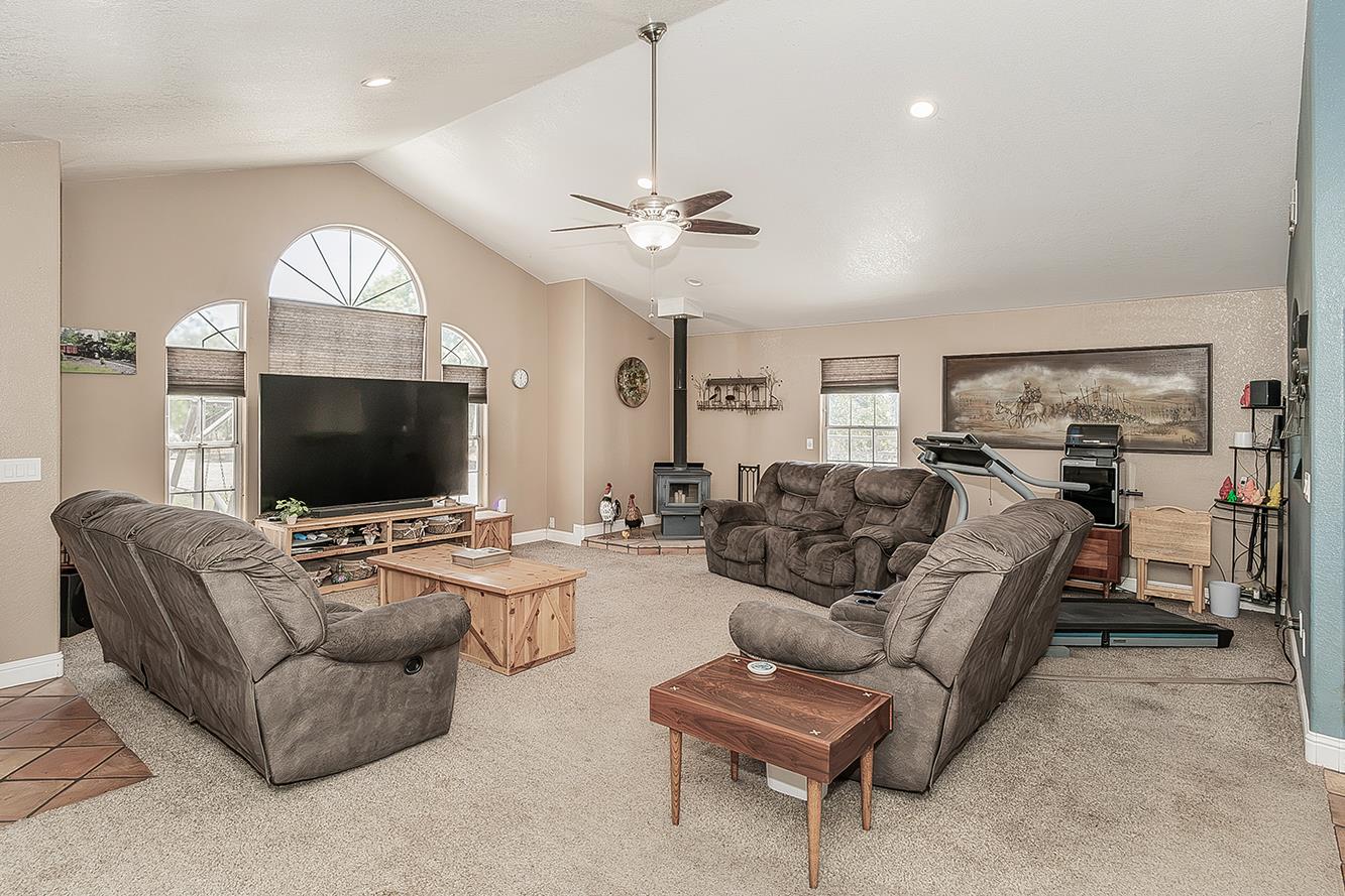 14176 Oak View Dr, Prather, CA 93651