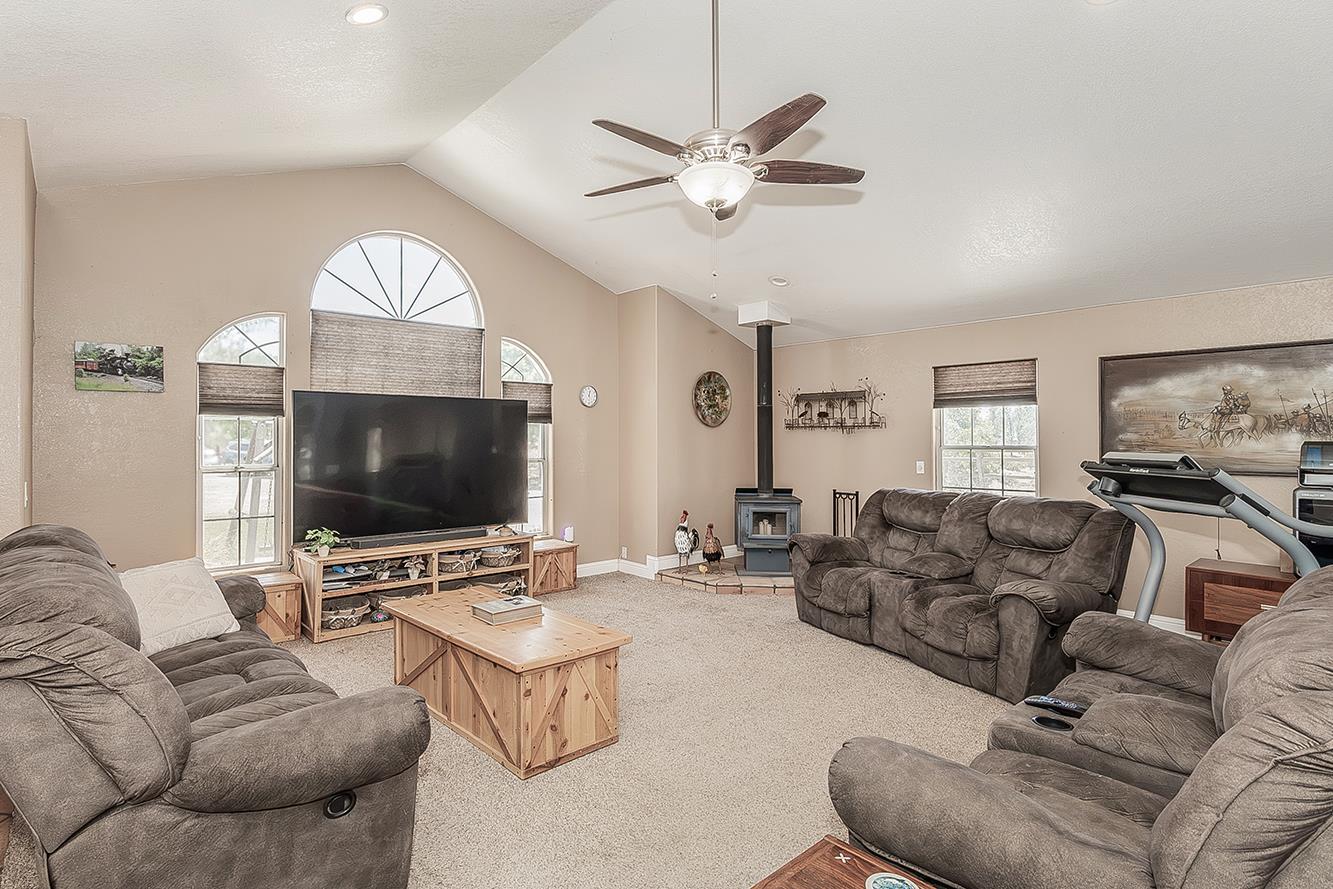 14176 Oak View Dr, Prather, CA 93651