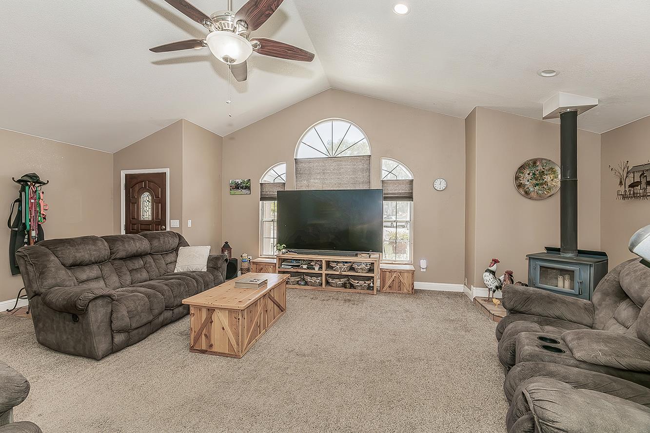 14176 Oak View Dr, Prather, CA 93651