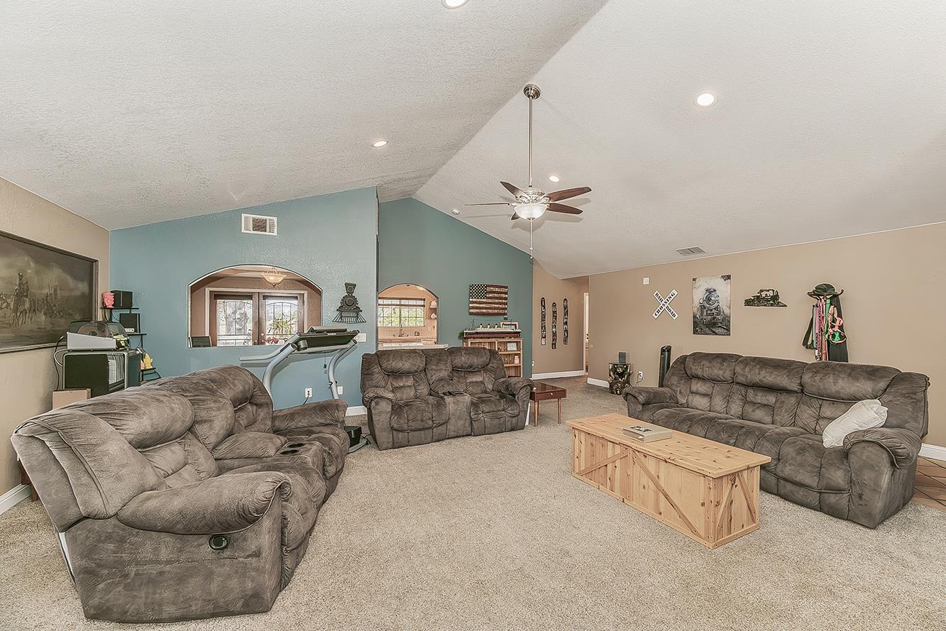 14176 Oak View Dr, Prather, CA 93651