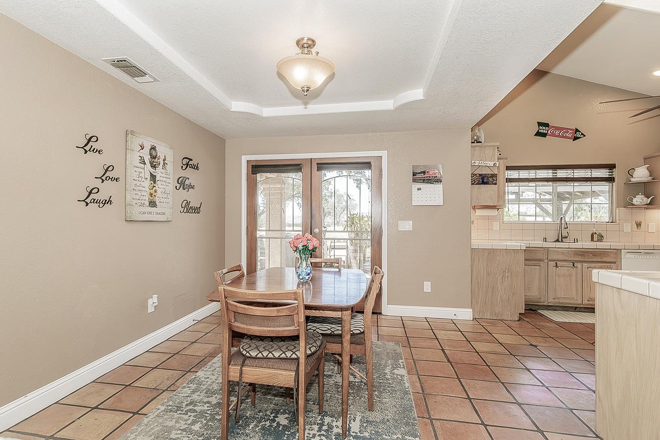 14176 Oak View Dr, Prather, CA 93651