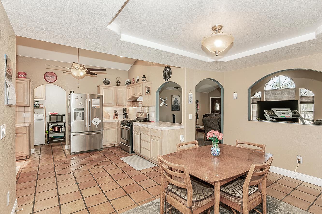 14176 Oak View Dr, Prather, CA 93651