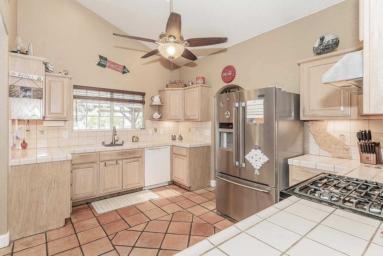 14176 Oak View Dr, Prather, CA 93651