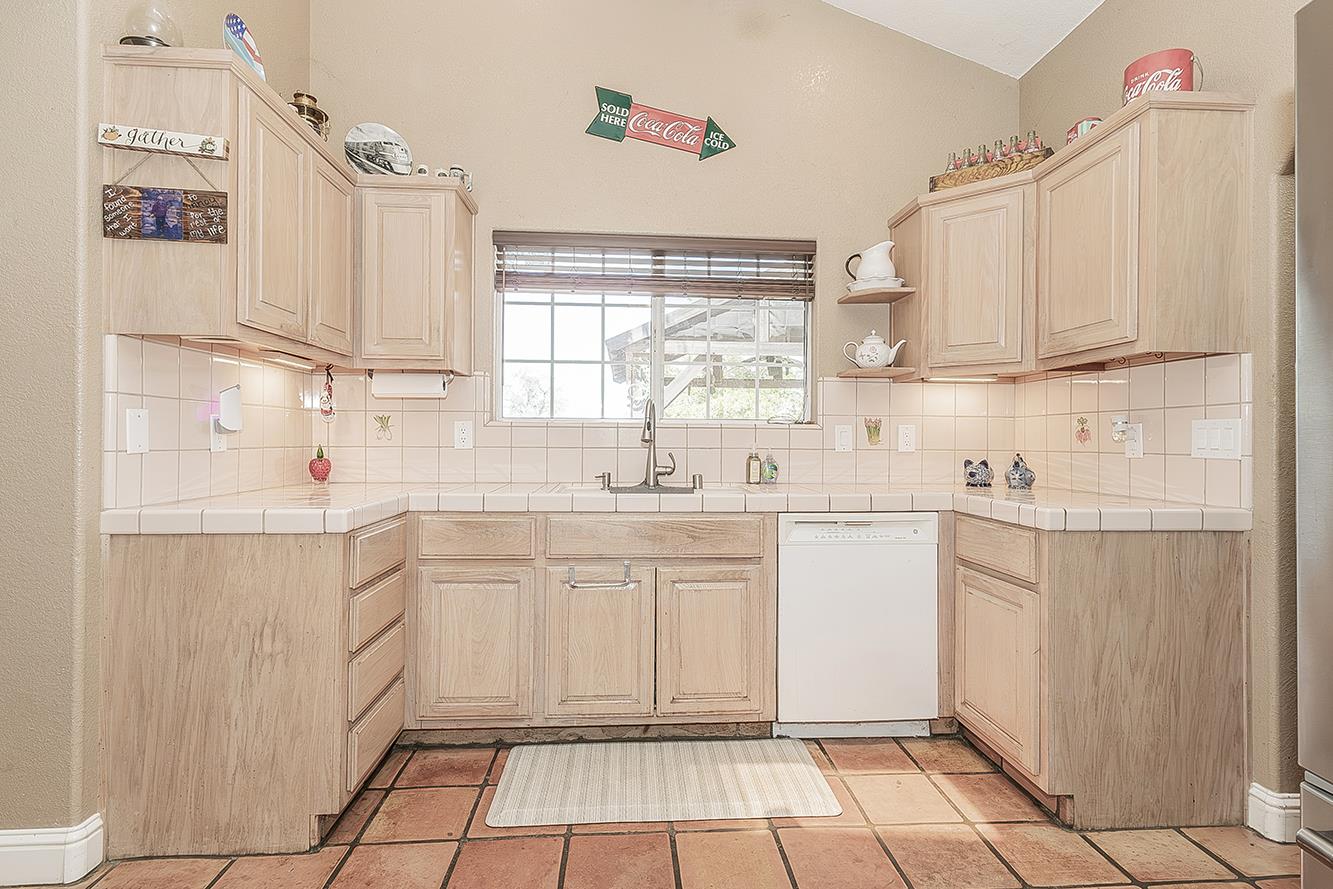 14176 Oak View Dr, Prather, CA 93651