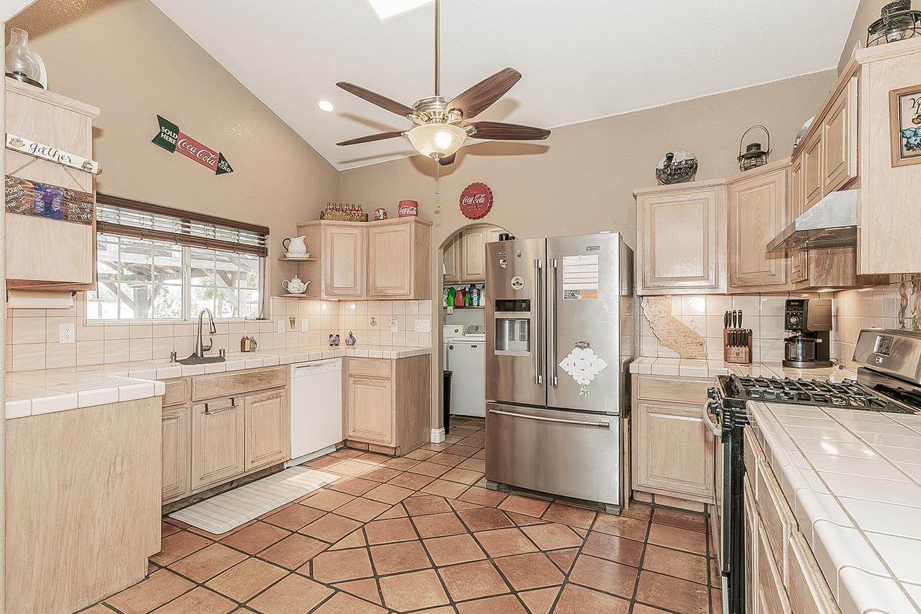 14176 Oak View Dr, Prather, CA 93651