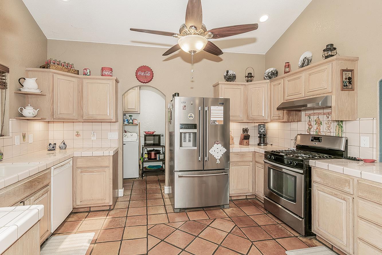 14176 Oak View Dr, Prather, CA 93651