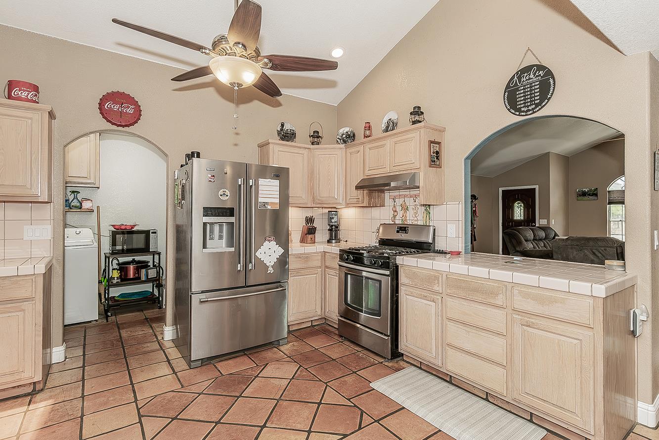 14176 Oak View Dr, Prather, CA 93651