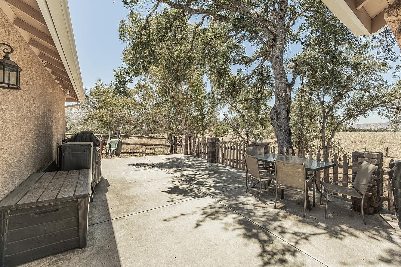 14176 Oak View Dr, Prather, CA 93651