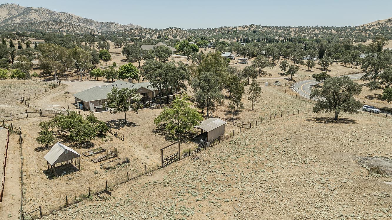 14176 Oak View Dr, Prather, CA 93651