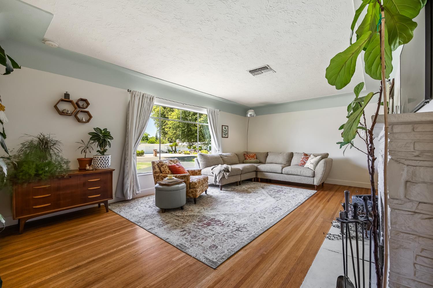 5789 E Park Circle Drive., Fresno, CA 93727