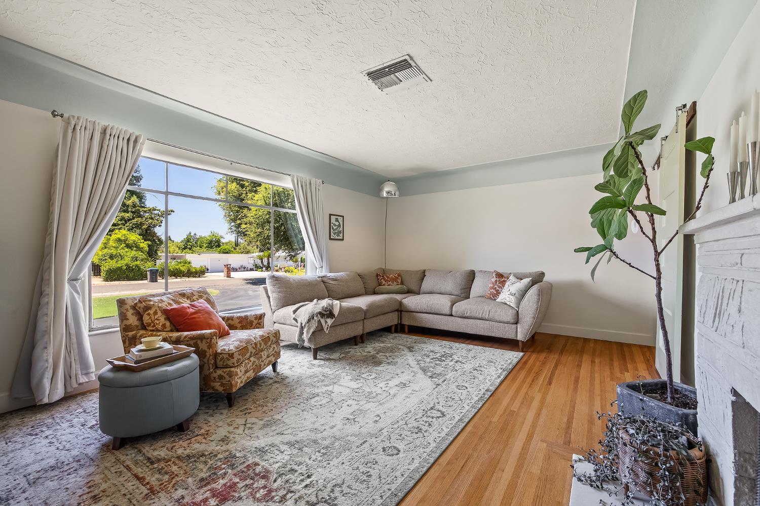 5789 E Park Circle Drive., Fresno, CA 93727