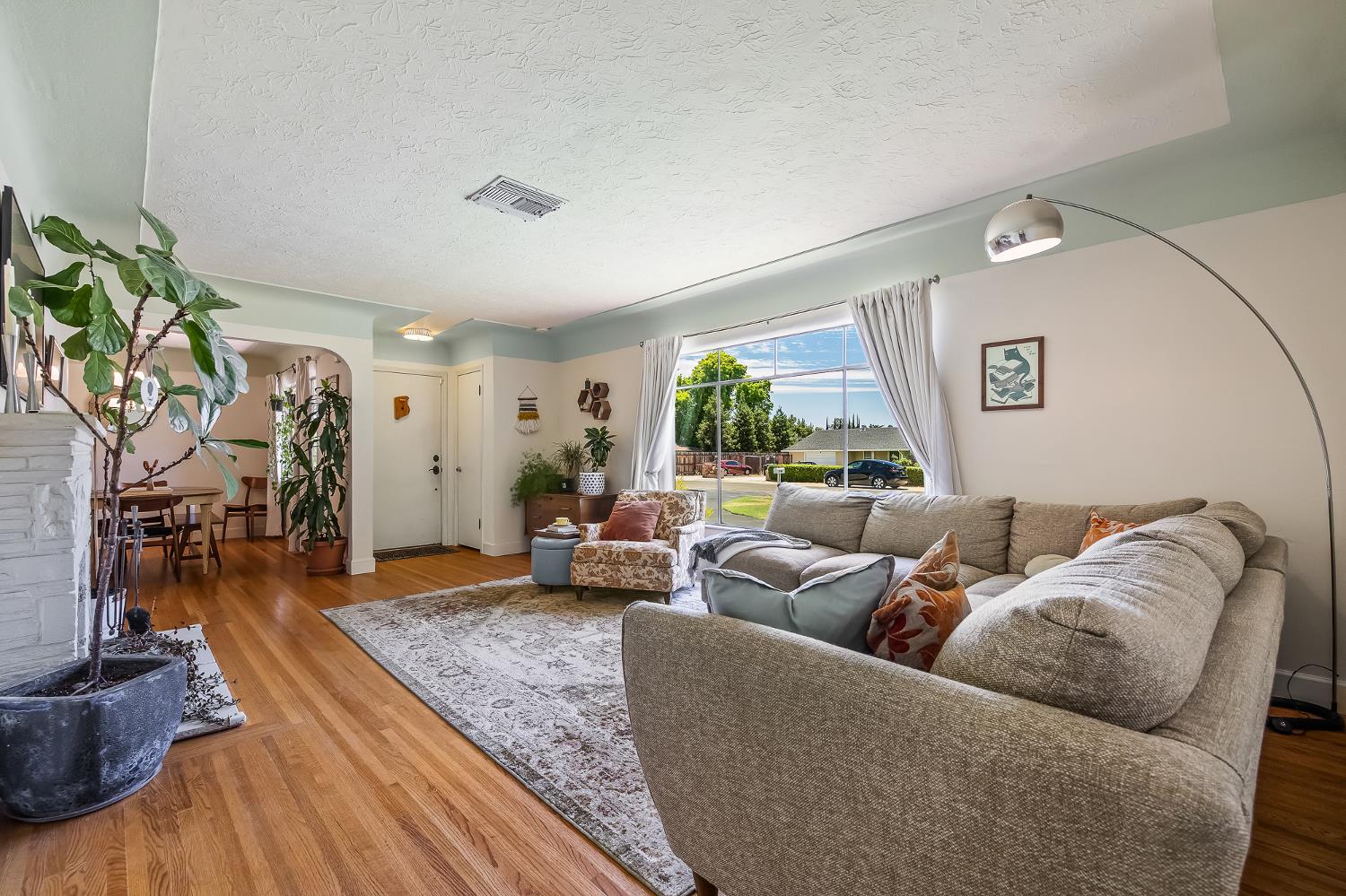 5789 E Park Circle Drive., Fresno, CA 93727