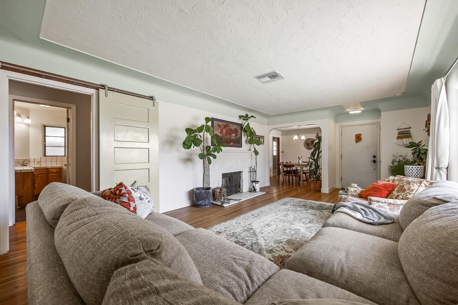 5789 E Park Circle Drive., Fresno, CA 93727