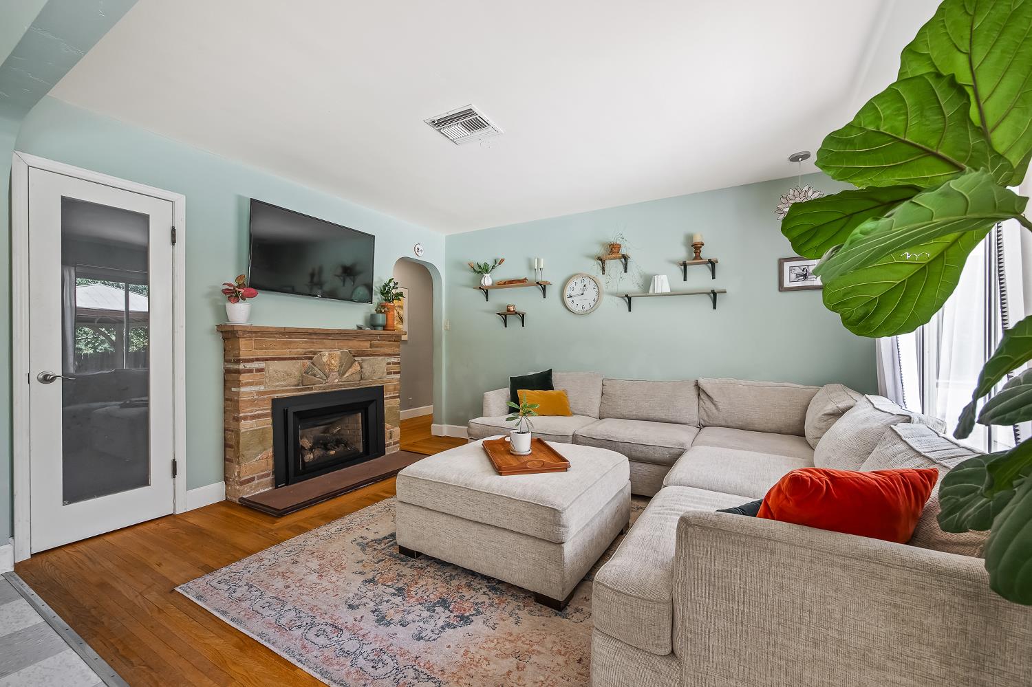 5789 E Park Circle Drive., Fresno, CA 93727