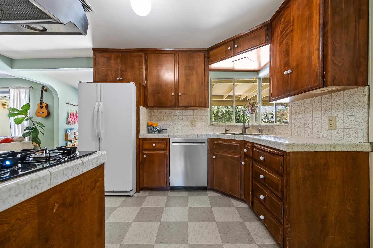 5789 E Park Circle Drive., Fresno, CA 93727
