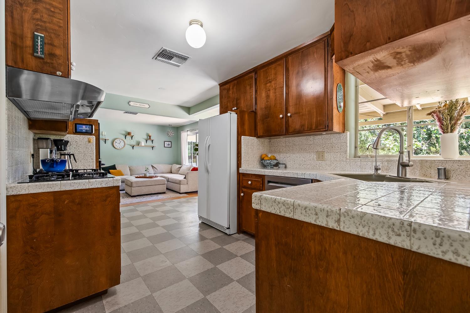 5789 E Park Circle Drive., Fresno, CA 93727