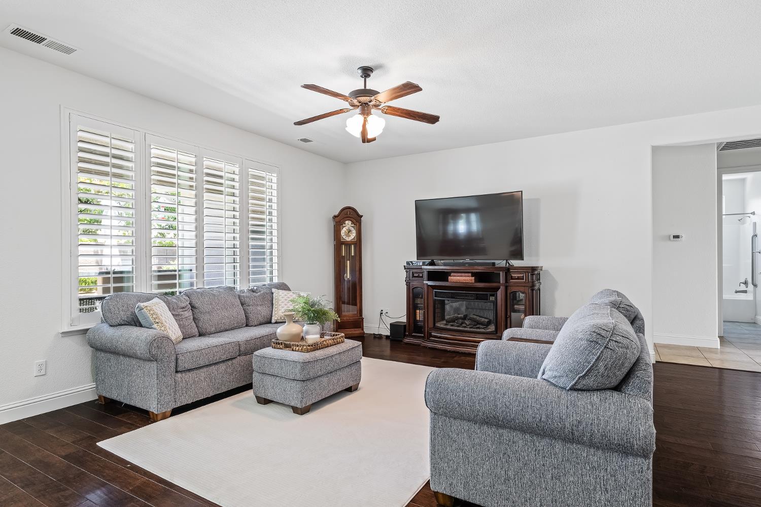 3863 Serena Ave, Clovis, CA 93619