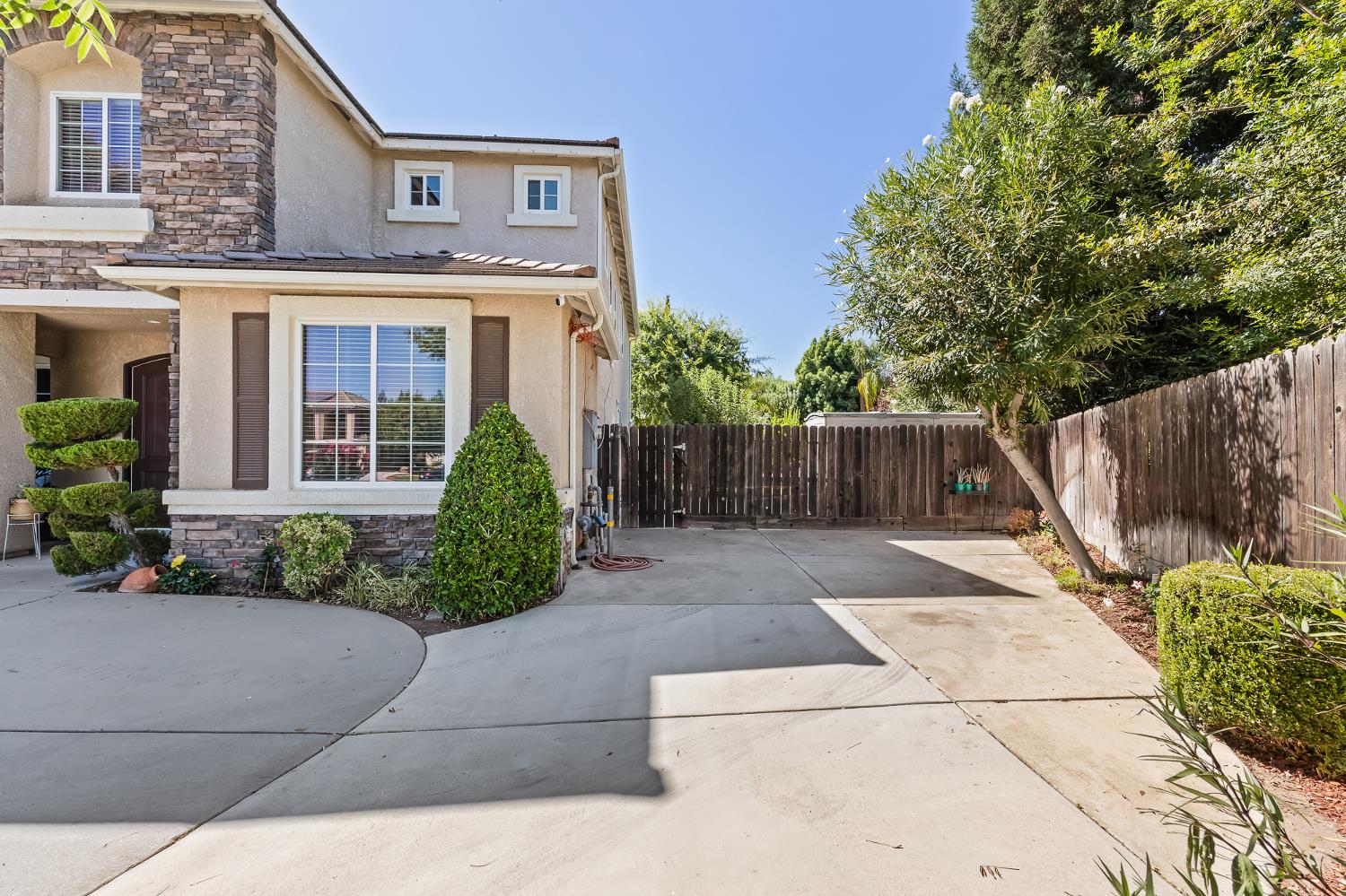 1876 N Jasmine, Clovis, CA 93619