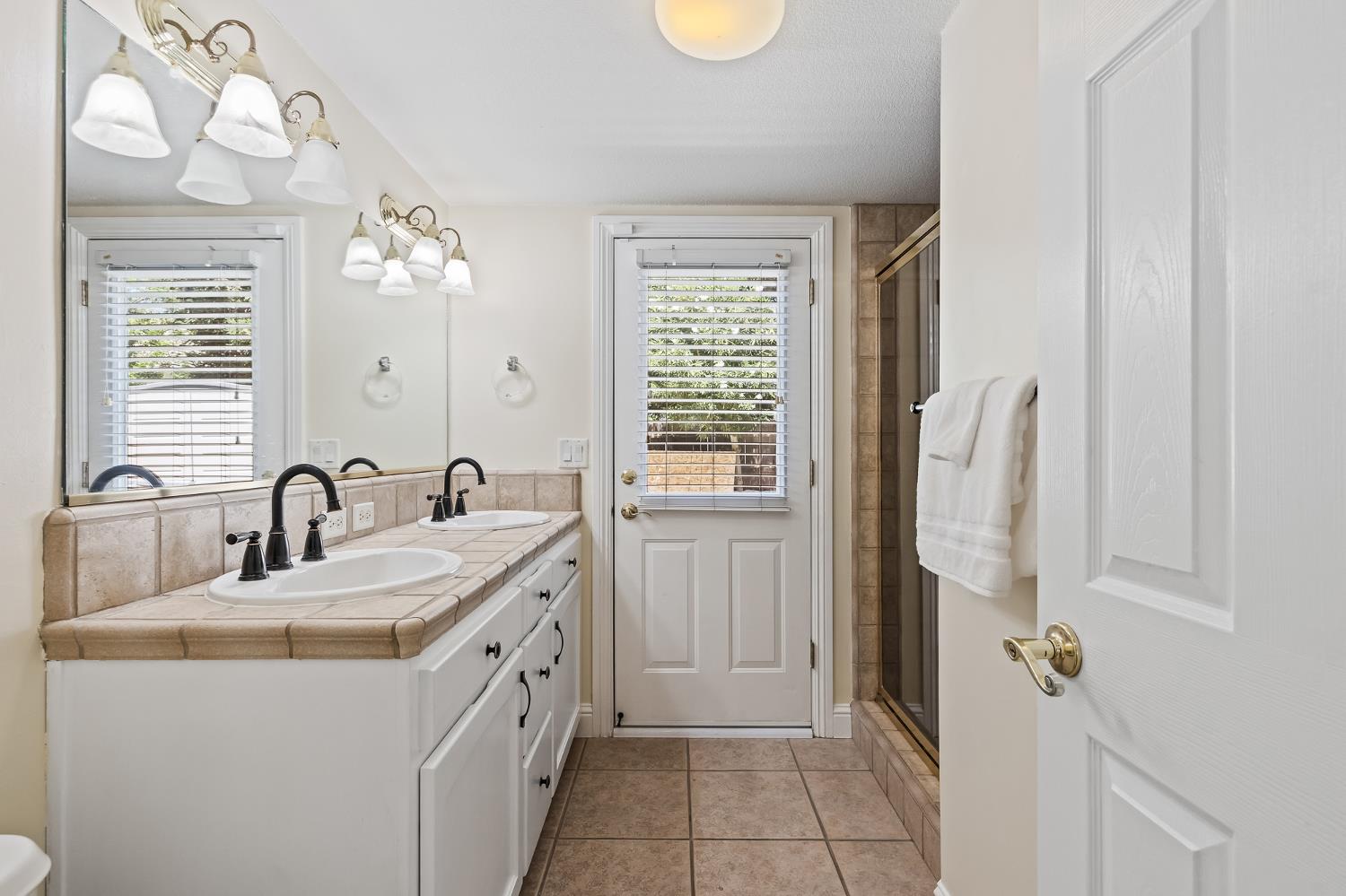 1876 N Jasmine, Clovis, CA 93619