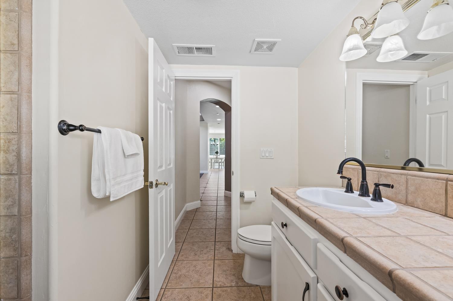 1876 N Jasmine, Clovis, CA 93619