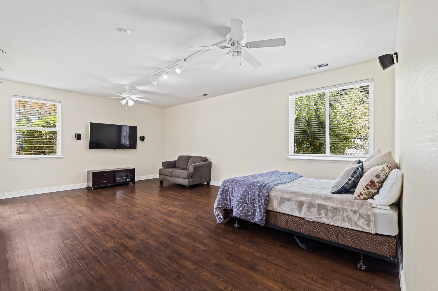 1876 N Jasmine, Clovis, CA 93619