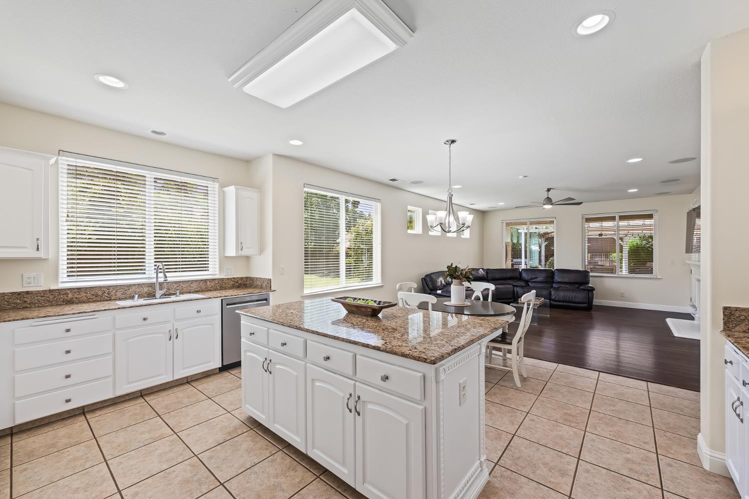 1876 N Jasmine, Clovis, CA 93619