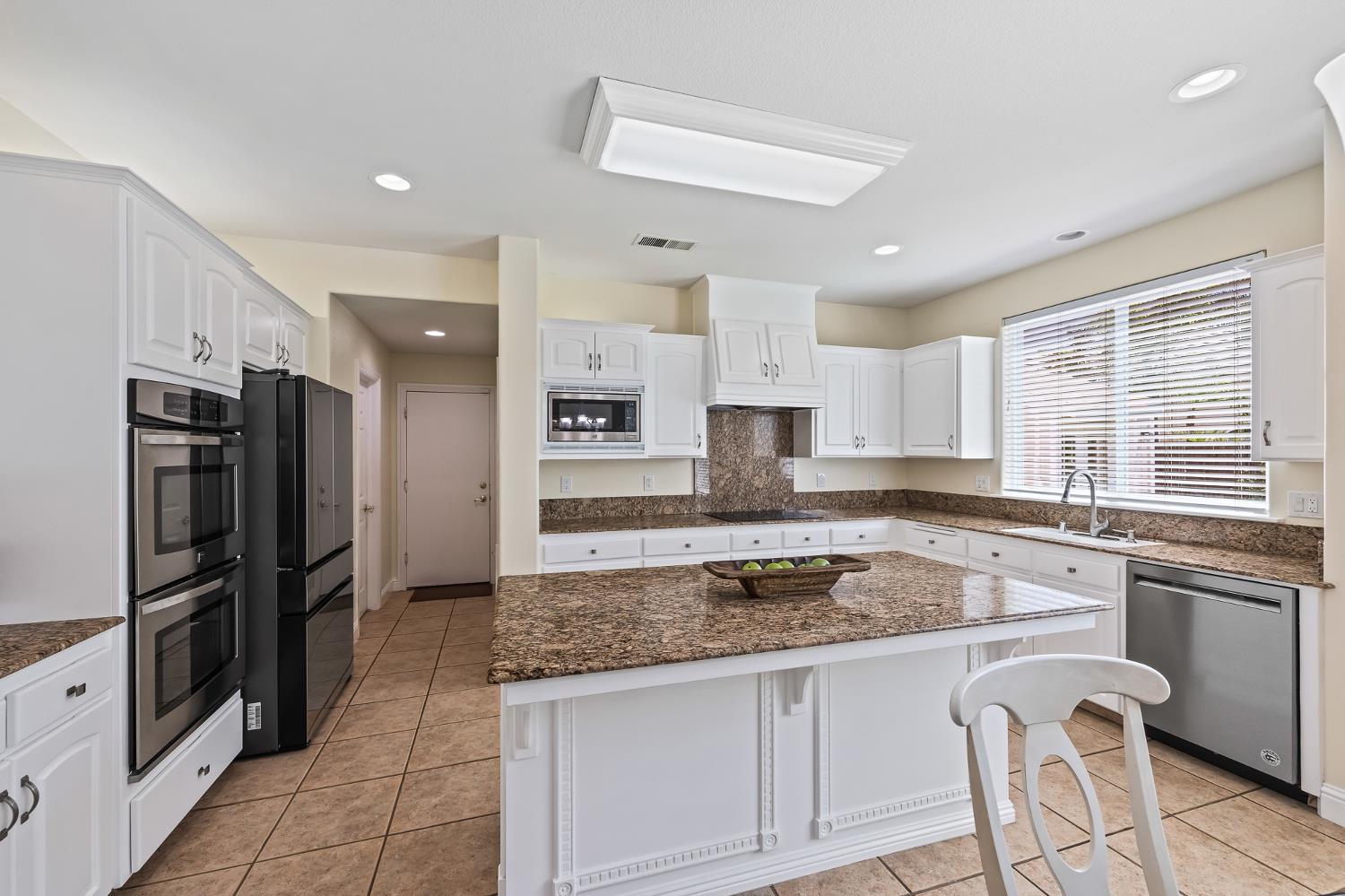 1876 N Jasmine, Clovis, CA 93619
