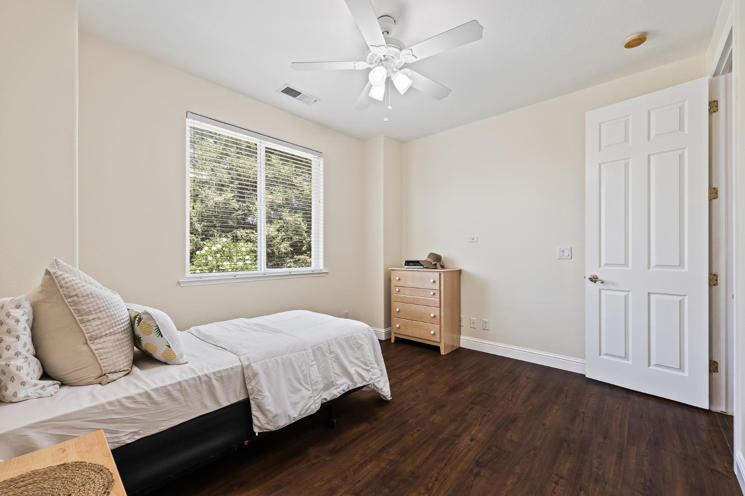 1876 N Jasmine, Clovis, CA 93619