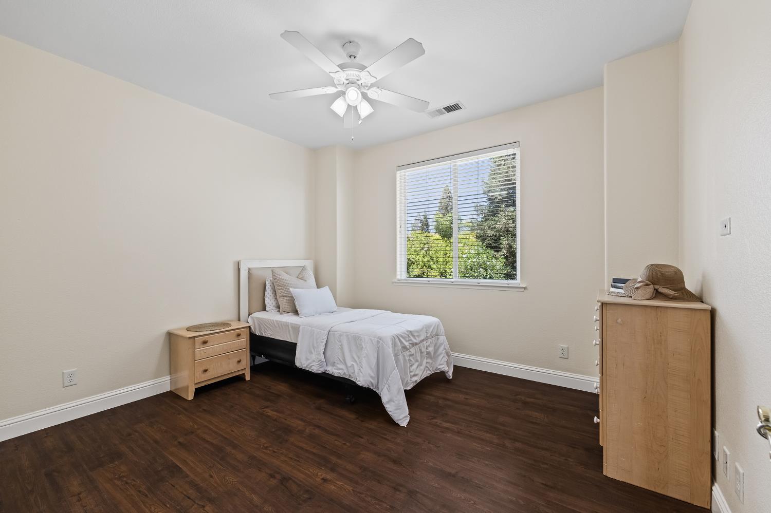 1876 N Jasmine, Clovis, CA 93619