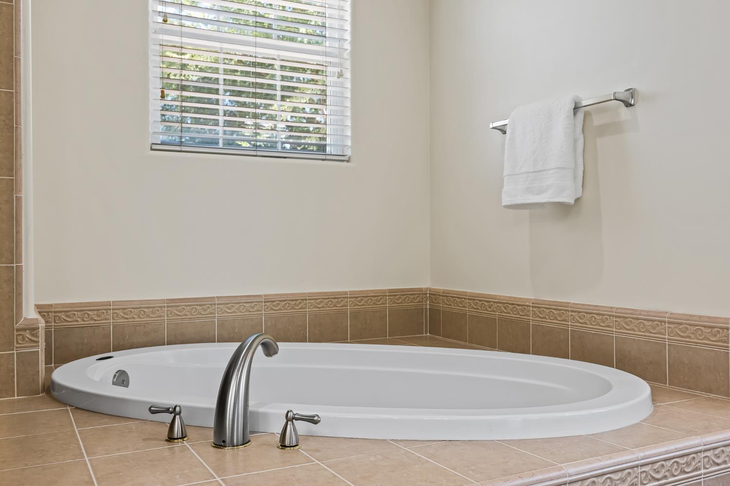 1876 N Jasmine, Clovis, CA 93619