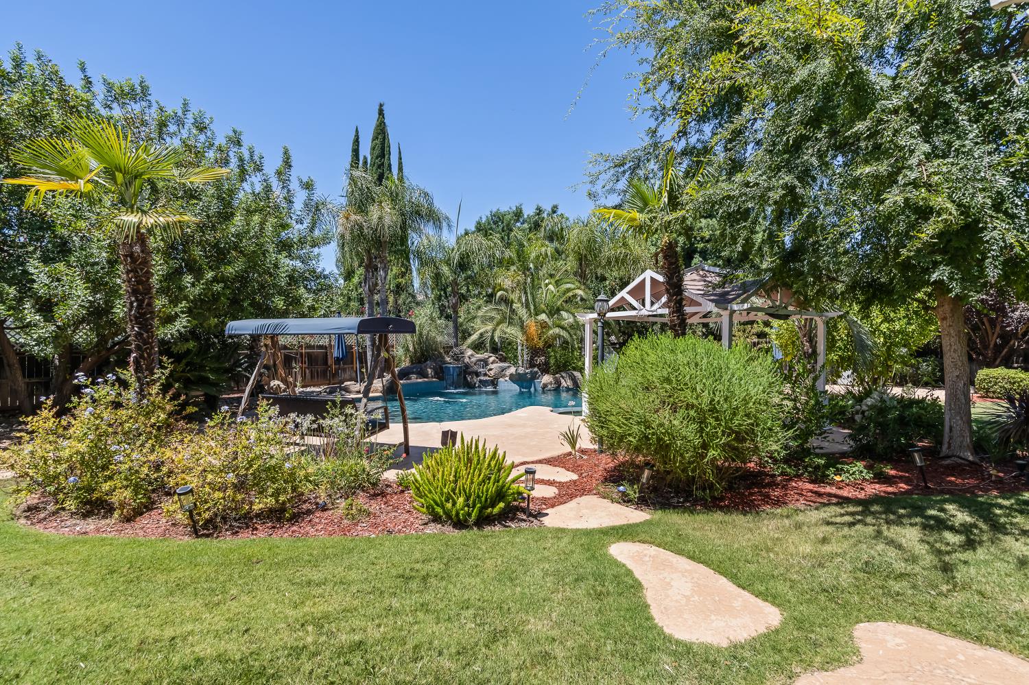 1876 N Jasmine, Clovis, CA 93619