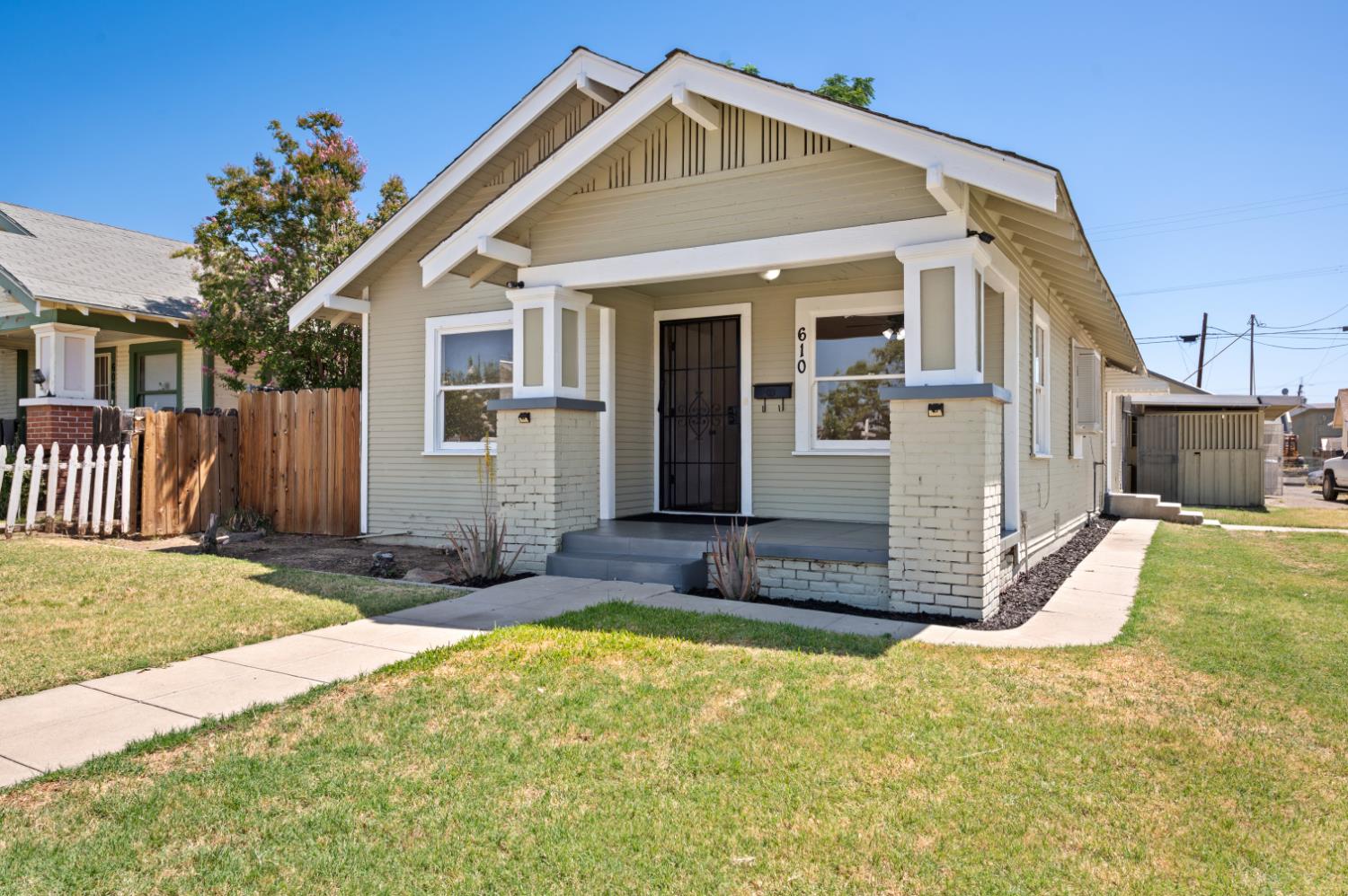 610 P St, Sanger, CA 93657