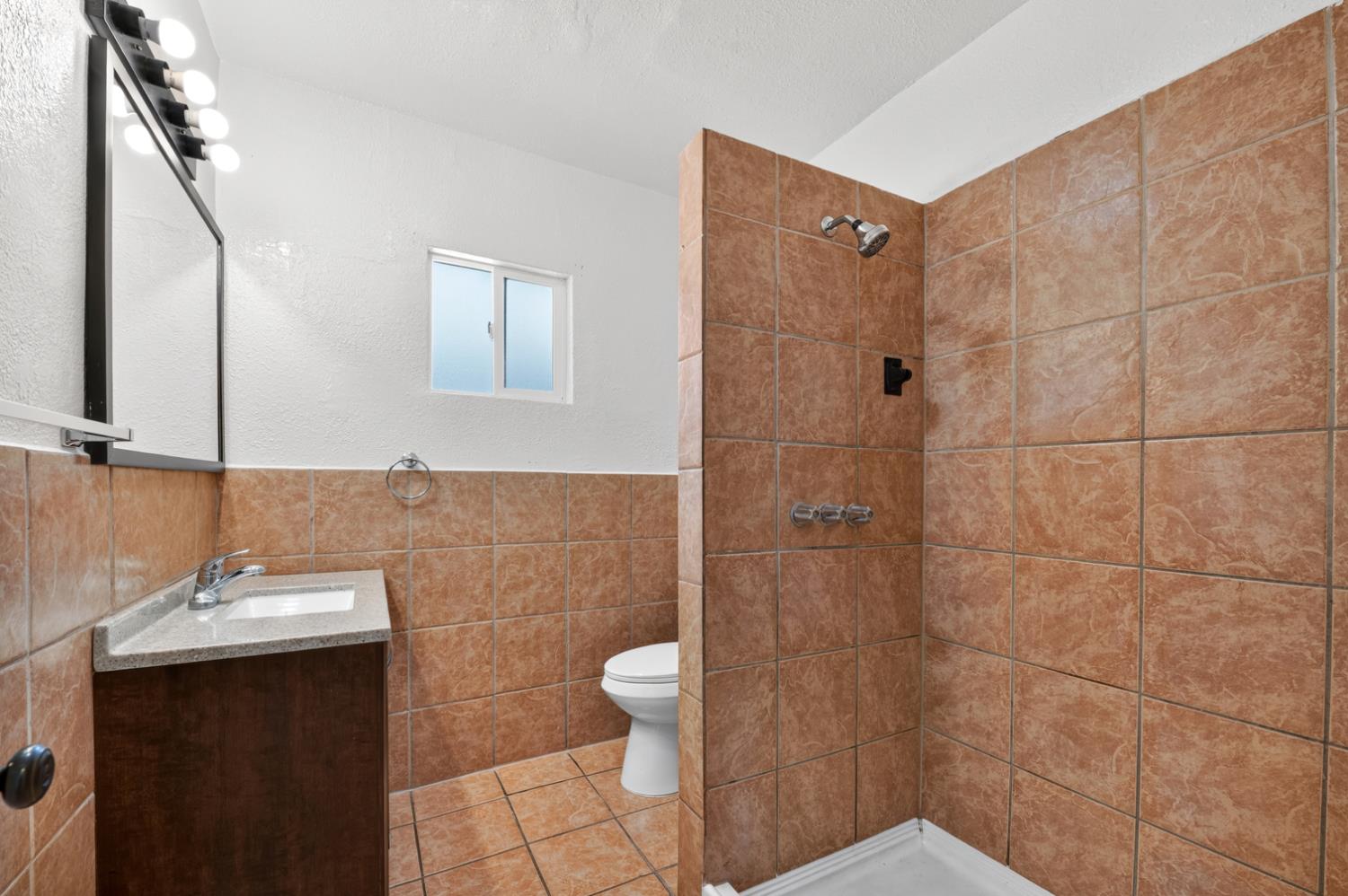 610 P St, Sanger, CA 93657