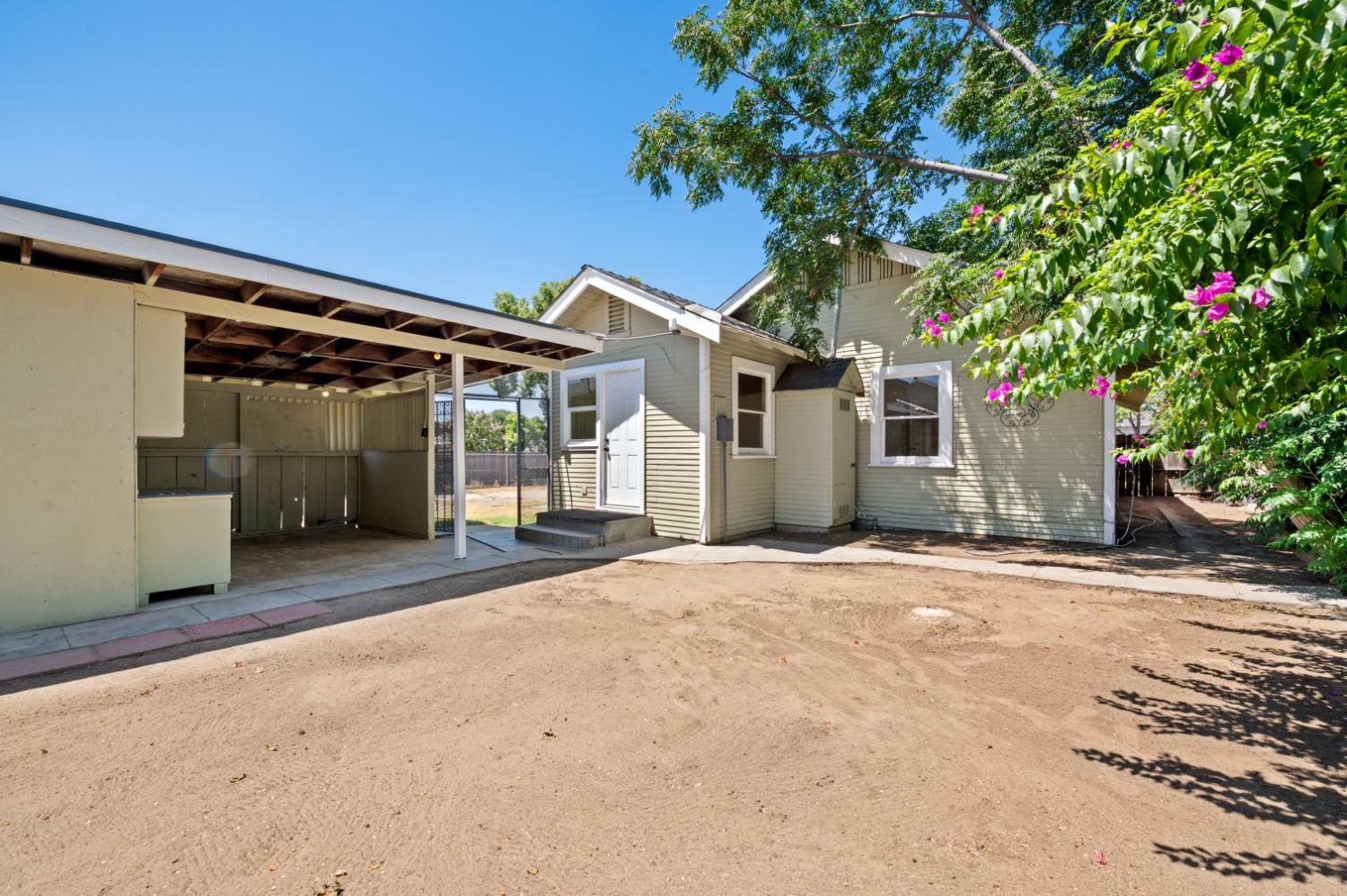 610 P St, Sanger, CA 93657