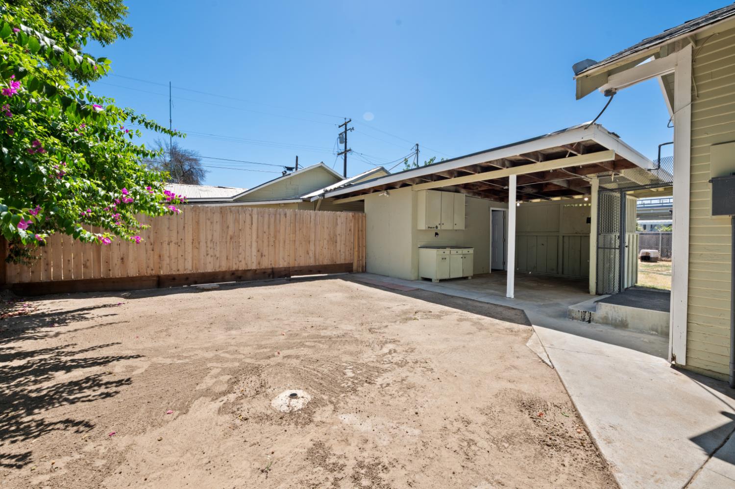 610 P St, Sanger, CA 93657