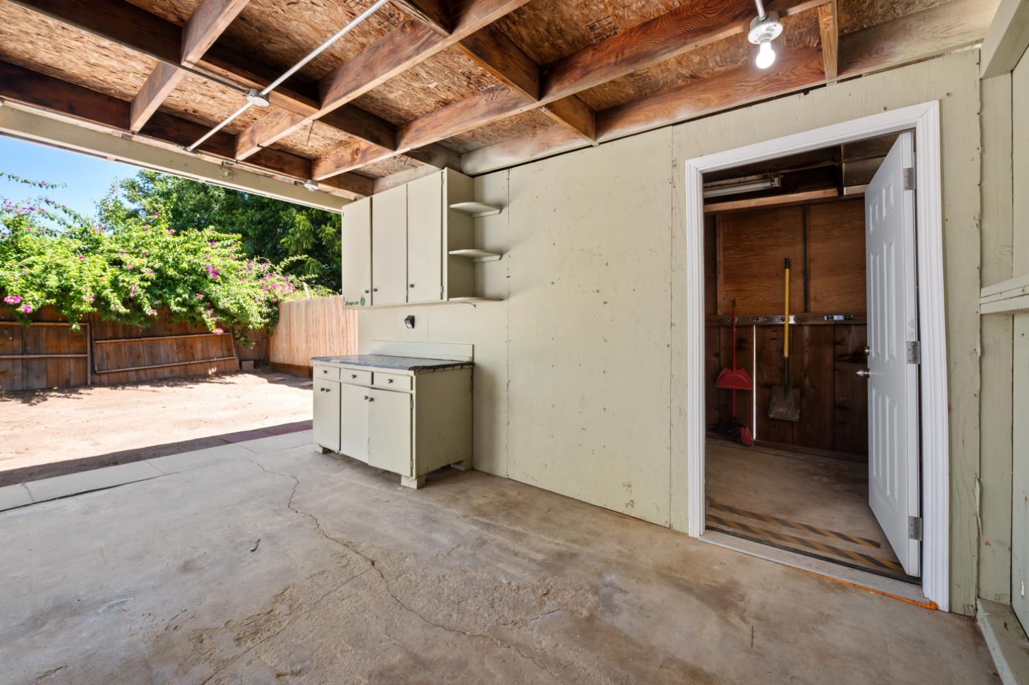 610 P St, Sanger, CA 93657