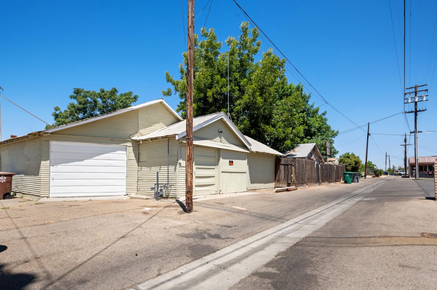 610 P St, Sanger, CA 93657